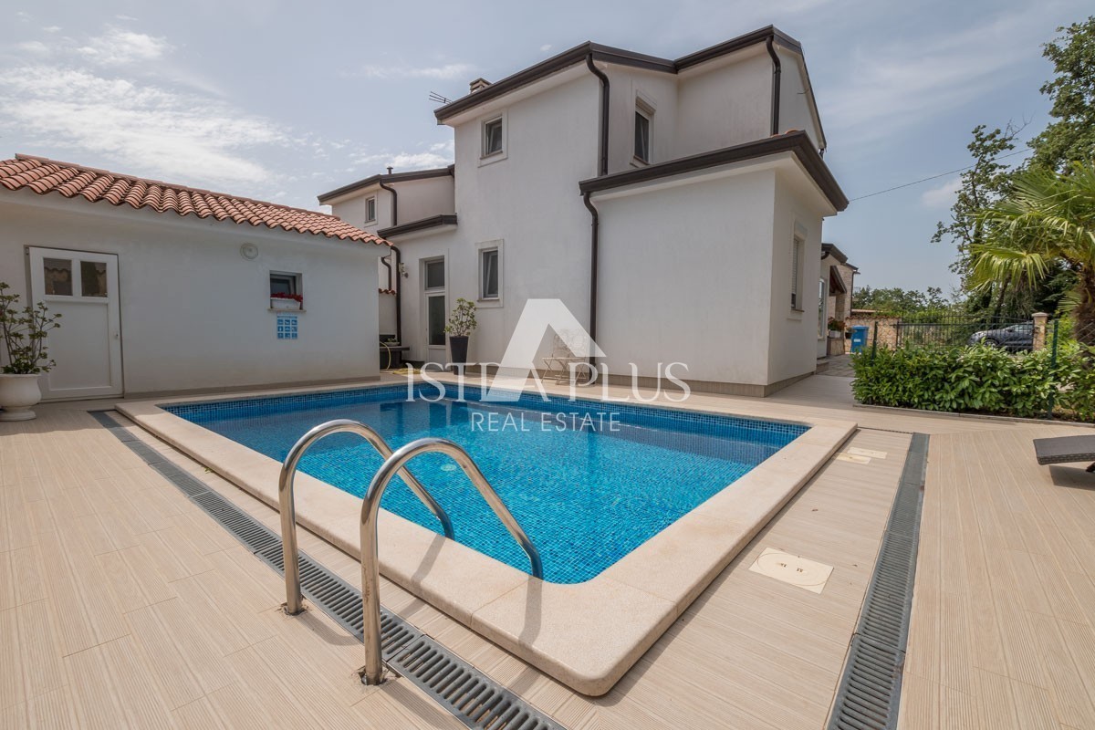 Casa con piscina vicino a Parenzo
