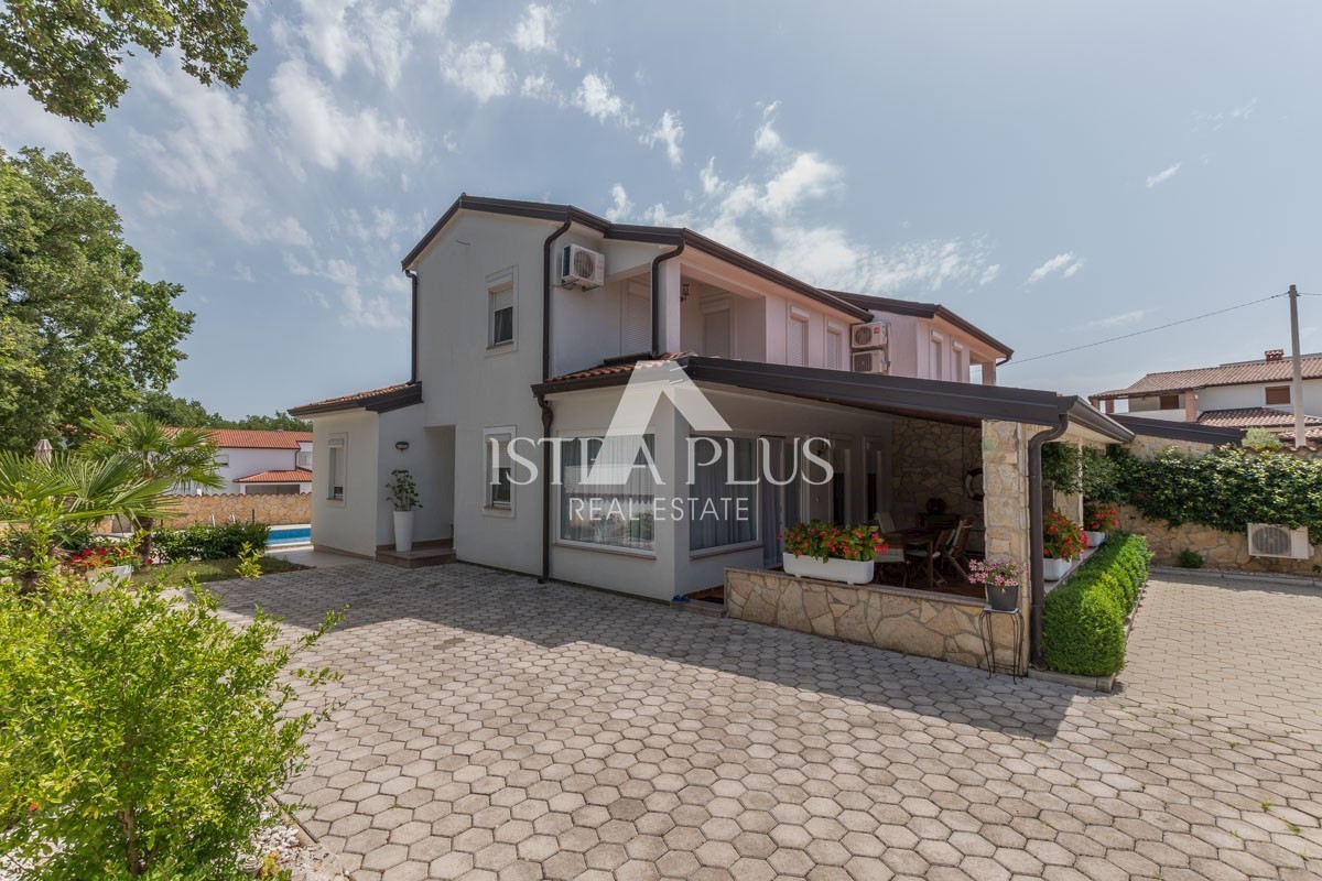 Casa con piscina vicino a Parenzo