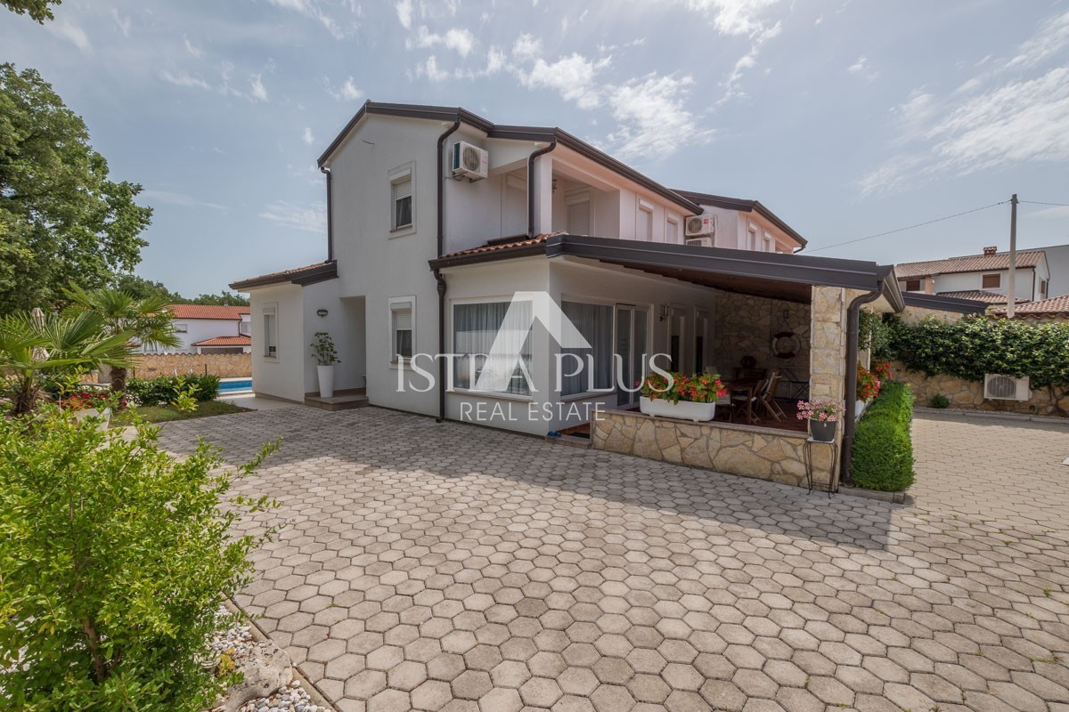 Casa con piscina vicino a Parenzo