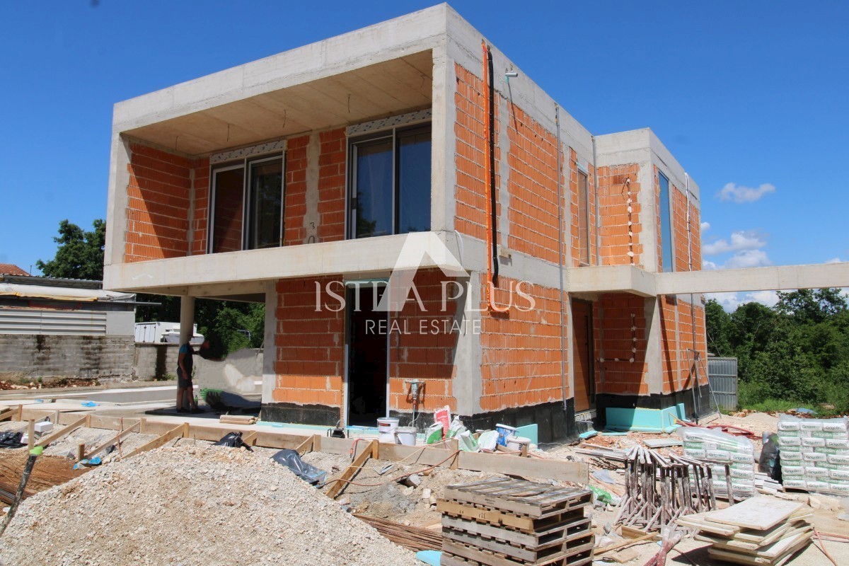 Villa moderna con piscina a 2 km dal mare