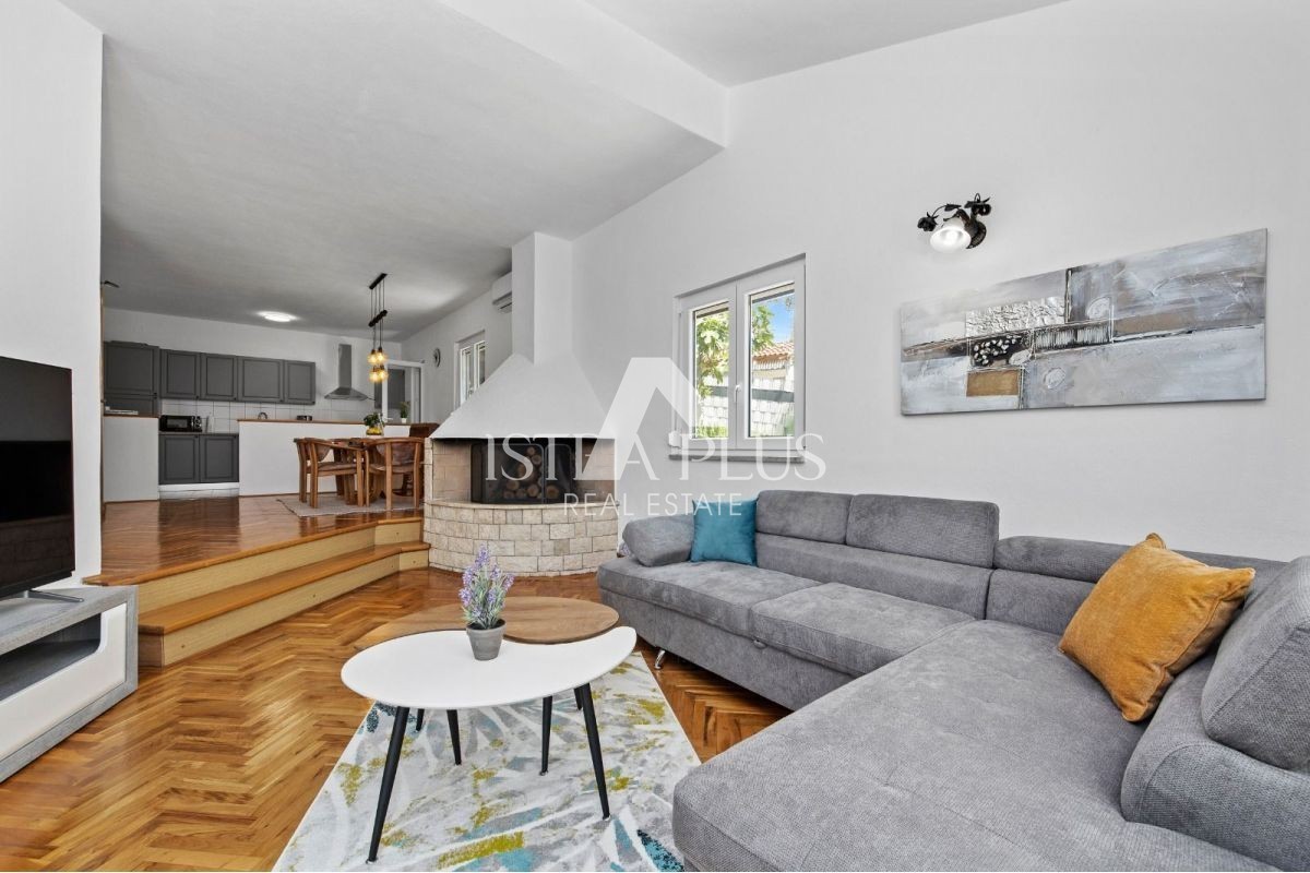 ISTRIA, zona Parenzo - casa bifamiliare (157 m²) con garage e jacuzzi!