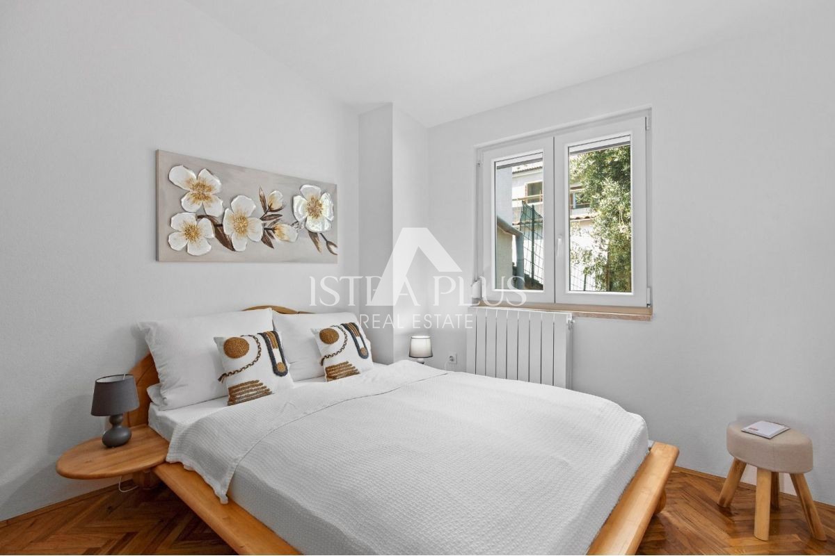 ISTRIA, zona Parenzo - casa bifamiliare (157 m²) con garage e jacuzzi!