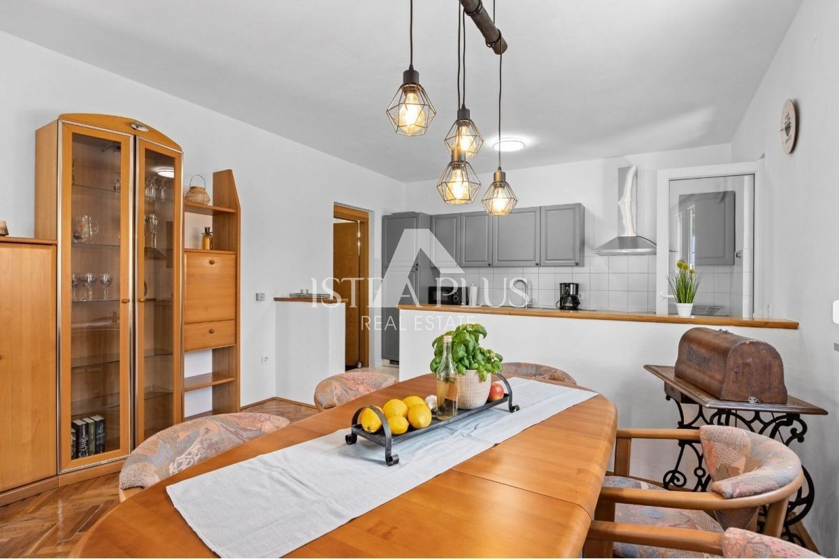 ISTRIA, zona Parenzo - casa bifamiliare (157 m²) con garage e jacuzzi!