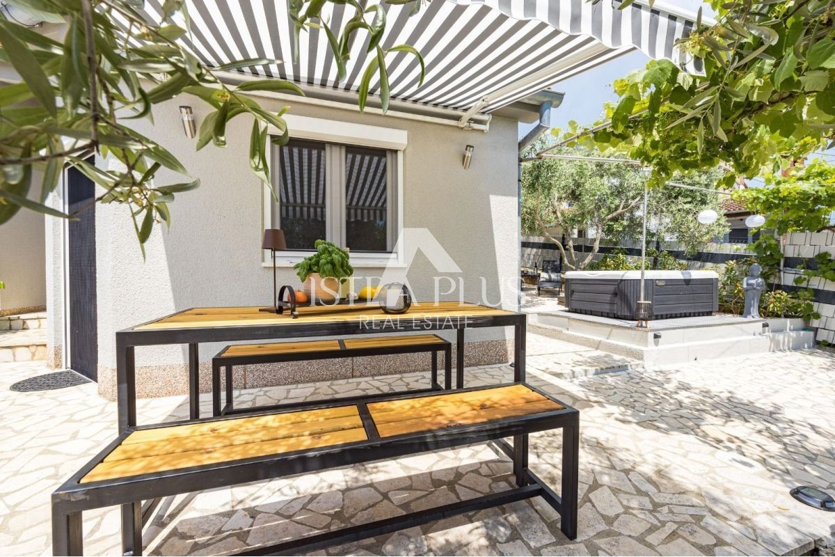 ISTRIA, zona Parenzo - casa bifamiliare (157 m²) con garage e jacuzzi!