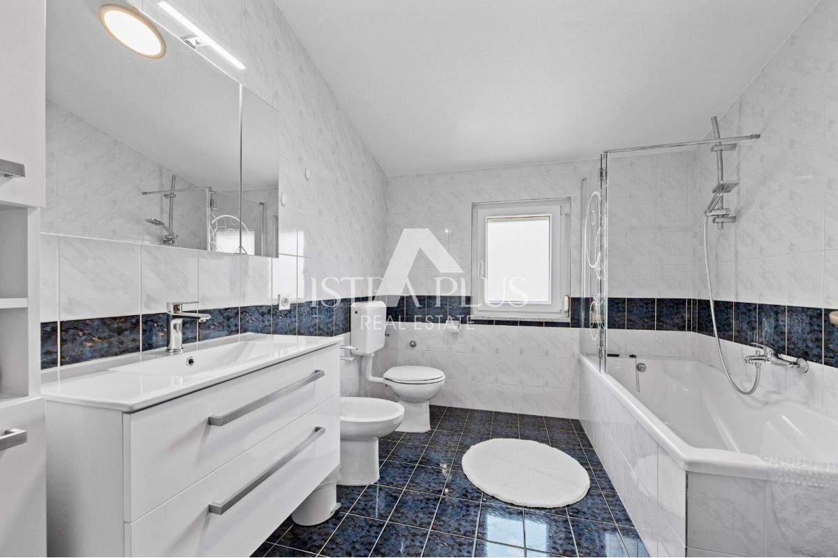 ISTRIA, zona Parenzo - casa bifamiliare (157 m²) con garage e jacuzzi!