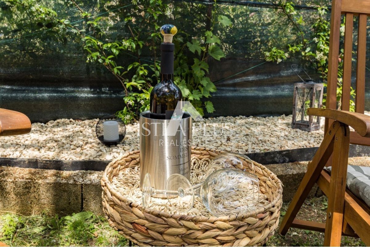 ISTRIA, zona Parenzo - casa bifamiliare (157 m²) con garage e jacuzzi!