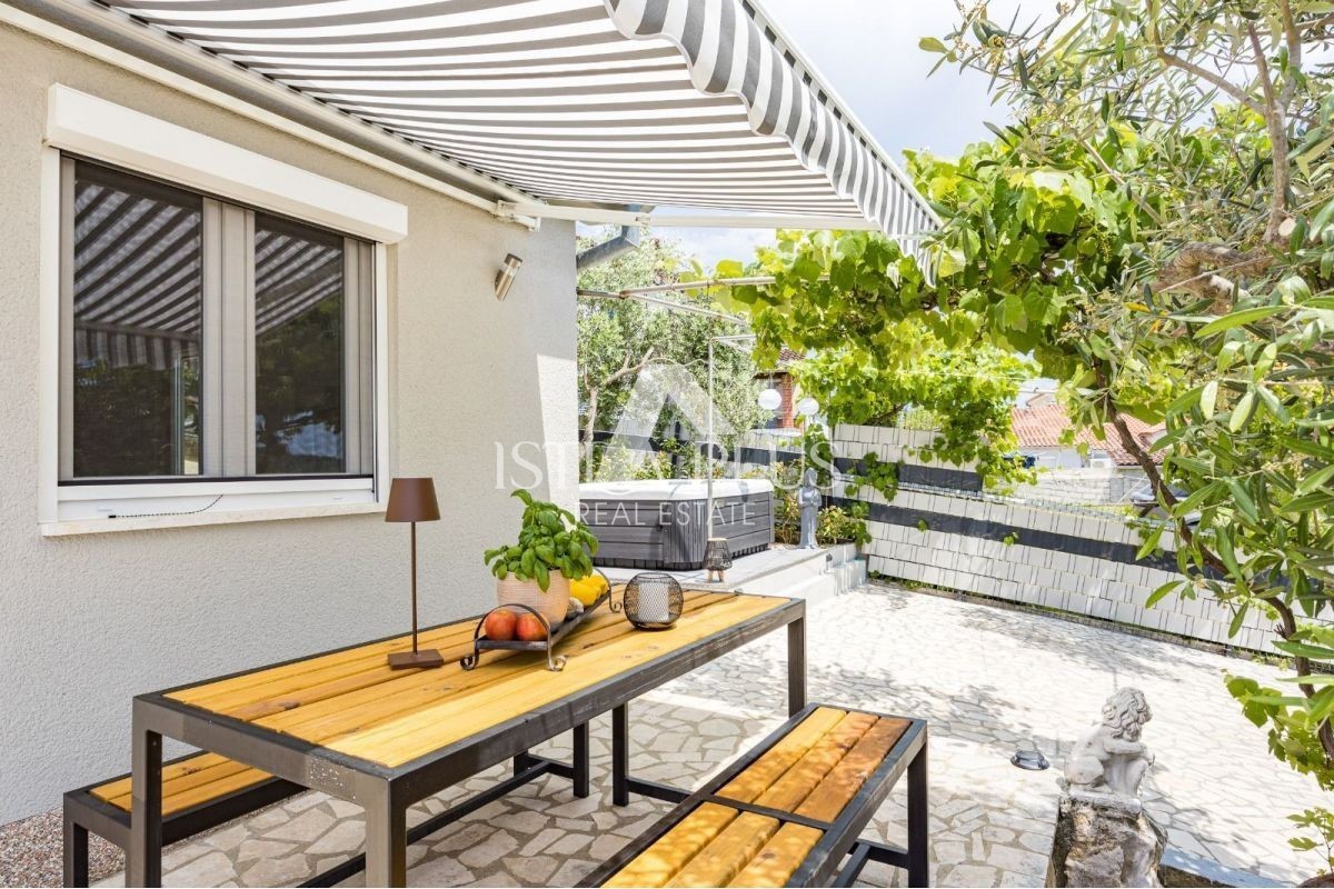 ISTRIA, zona Parenzo - casa bifamiliare (157 m²) con garage e jacuzzi!