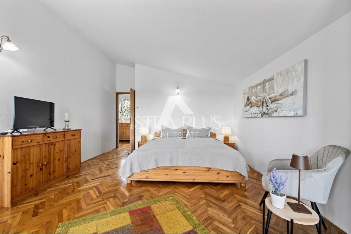 ISTRIA, zona Parenzo - casa bifamiliare (157 m²) con garage e jacuzzi!