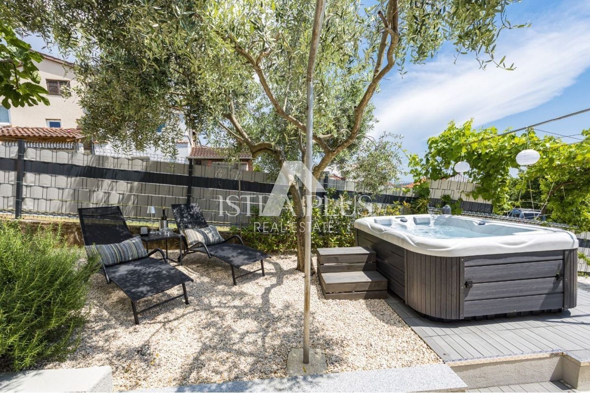 ISTRIA, zona Parenzo - casa bifamiliare (157 m²) con garage e jacuzzi!