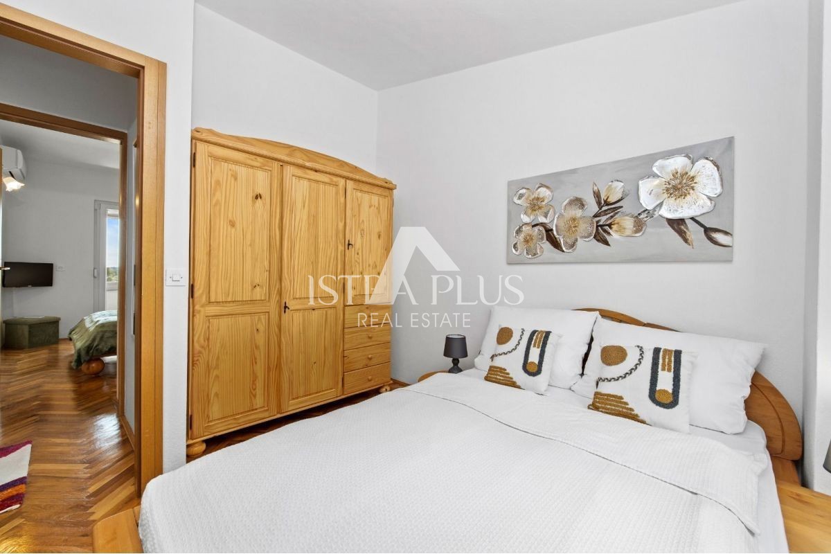 ISTRIA, zona Parenzo - casa bifamiliare (157 m²) con garage e jacuzzi!