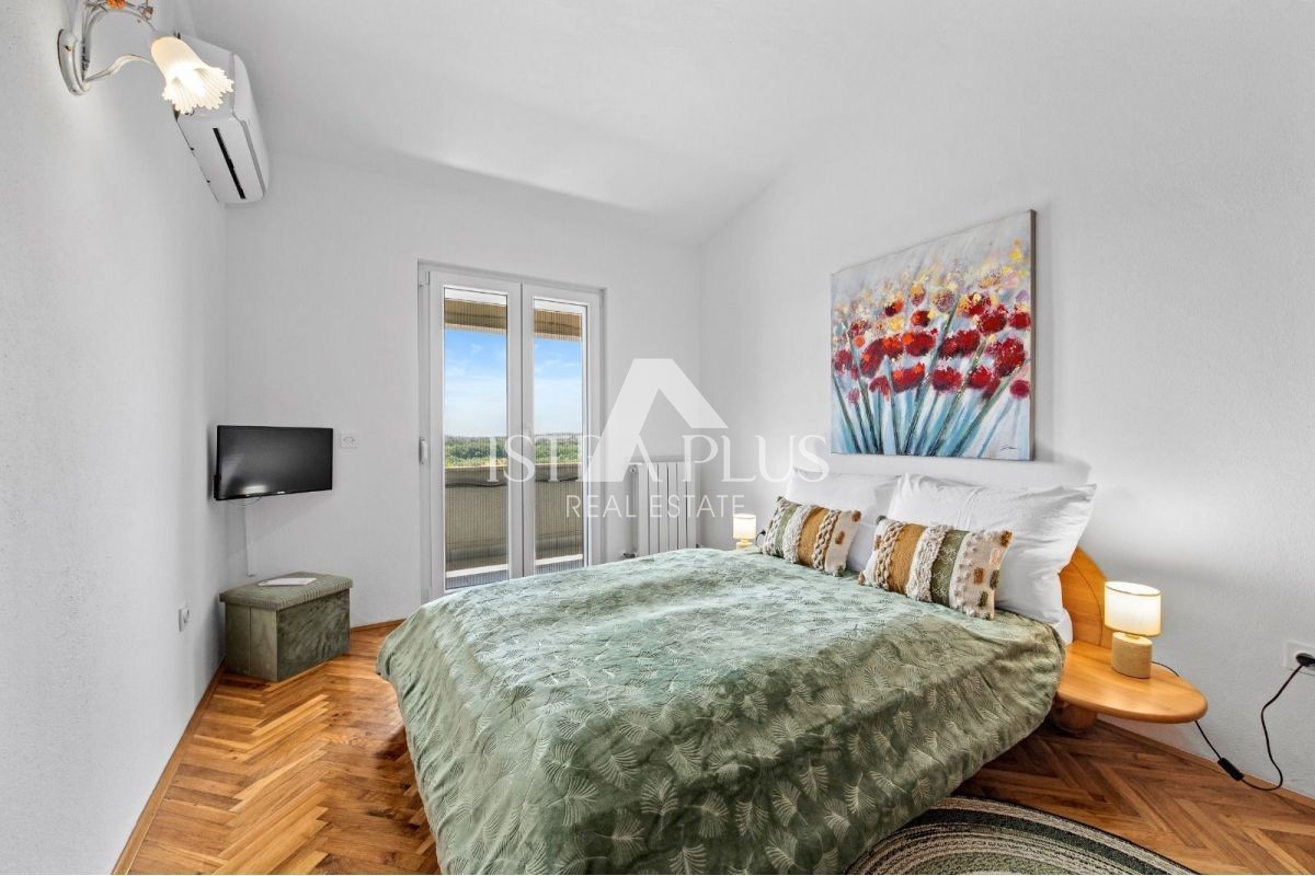 ISTRIA, zona Parenzo - casa bifamiliare (157 m²) con garage e jacuzzi!