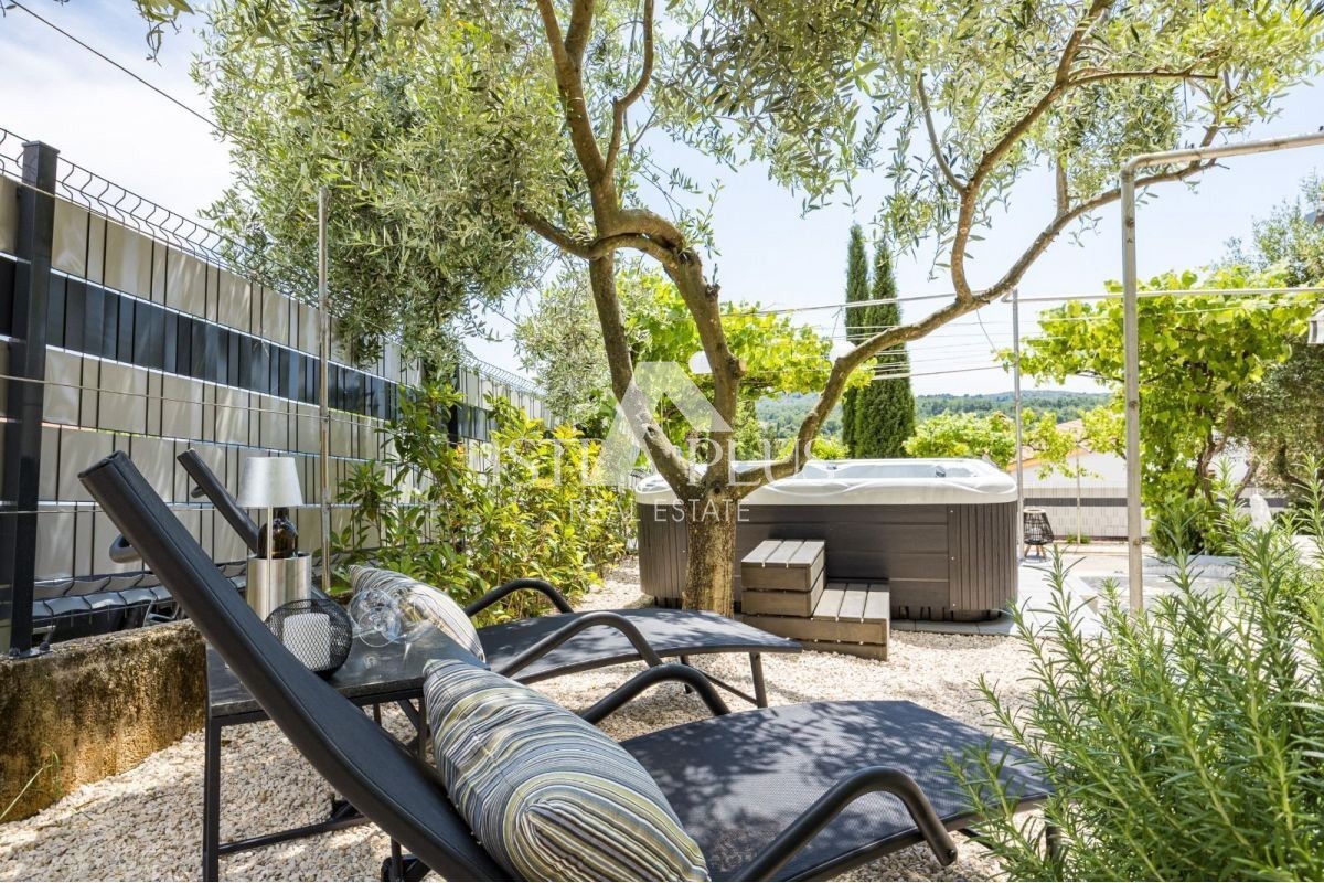 ISTRIA, zona Parenzo - casa bifamiliare (157 m²) con garage e jacuzzi!