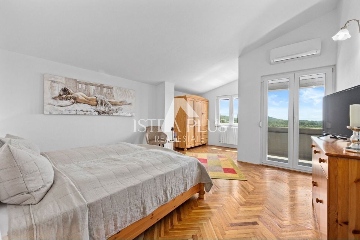 ISTRIA, zona Parenzo - casa bifamiliare (157 m²) con garage e jacuzzi!