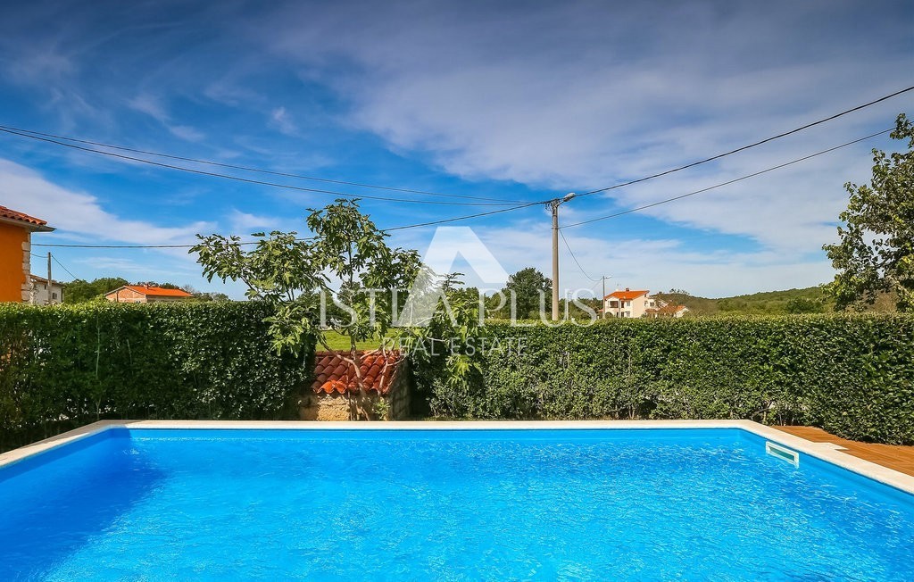 Istria, zona Parenzo, villa a un piano con piscina