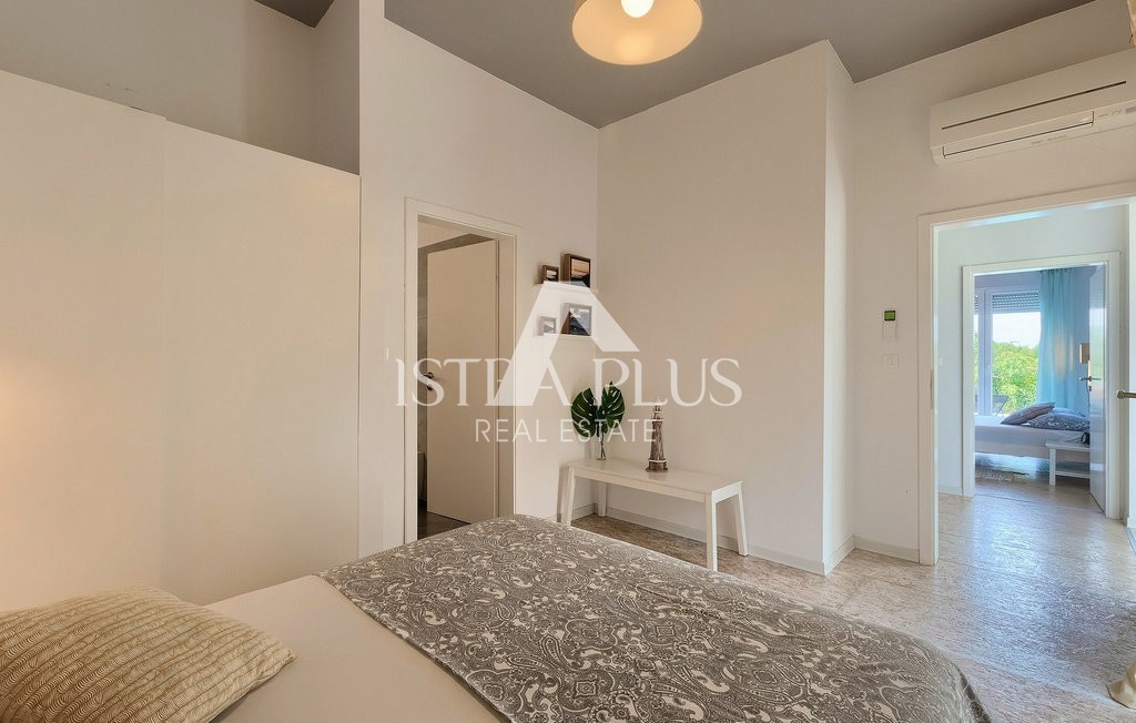 Istria, zona Parenzo, villa a un piano con piscina