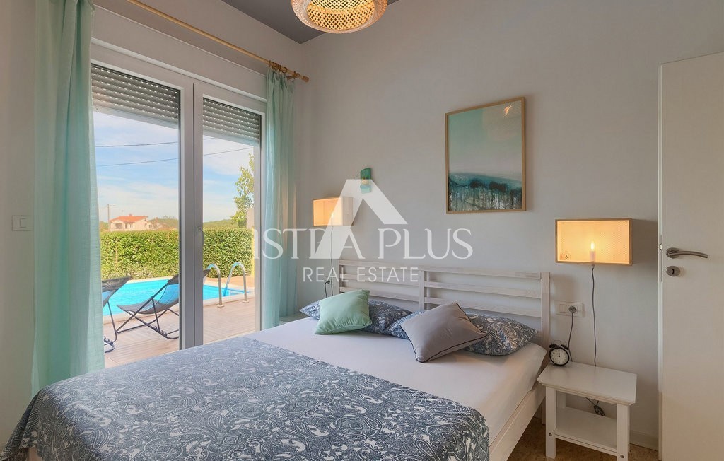 Istria, zona Parenzo, villa a un piano con piscina
