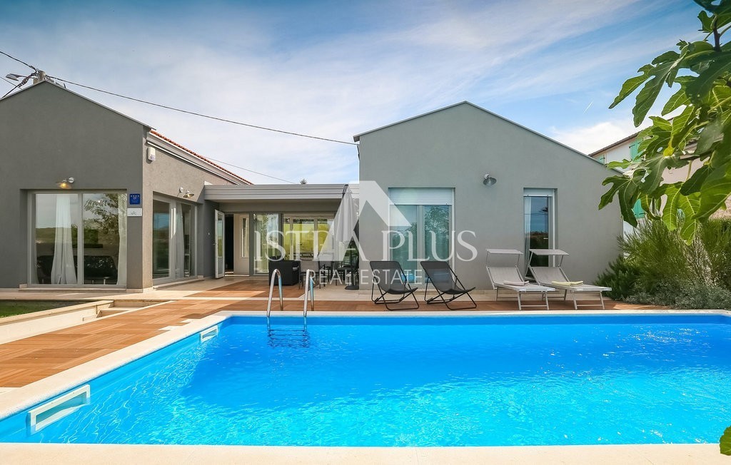 Istria, zona Parenzo, villa a un piano con piscina