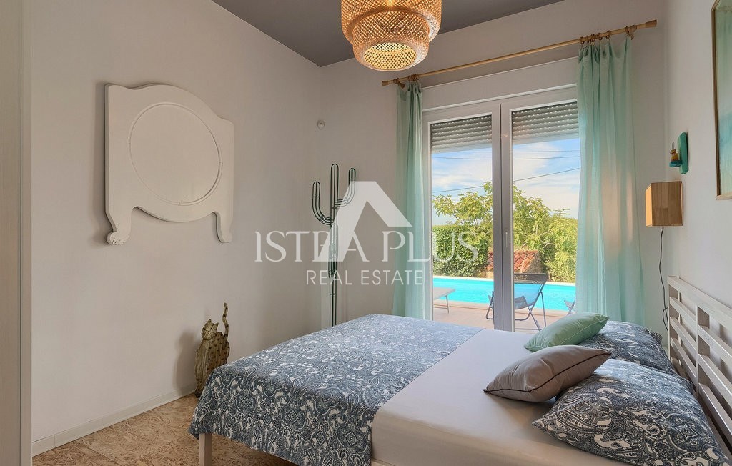 Istria, zona Parenzo, villa a un piano con piscina