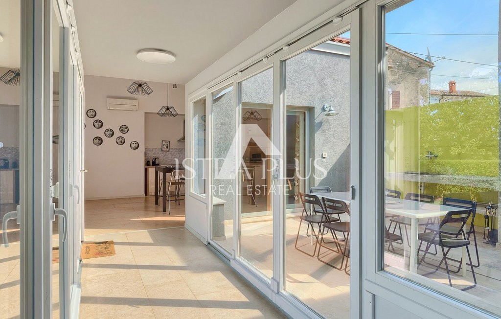 Istria, zona Parenzo, villa a un piano con piscina