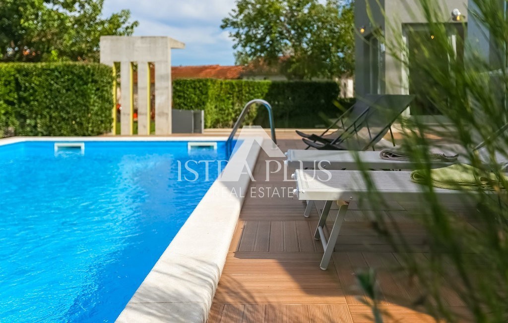 Istria, zona Parenzo, villa a un piano con piscina