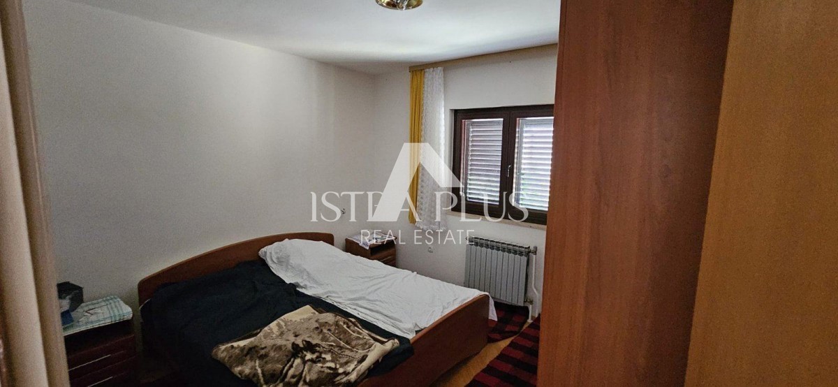 Istria, Parenzo vicino al centro e al mare! Casa indipendente con 3 appartamenti - edificio aggiuntivo e garage!