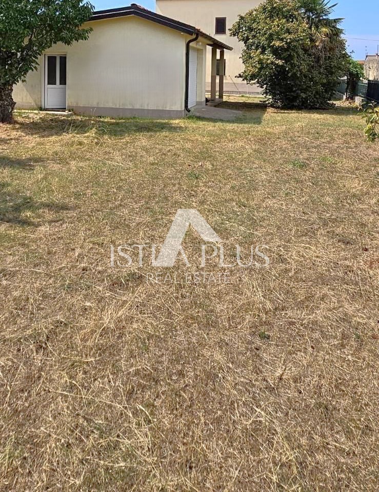 Istria, Parenzo vicino al centro e al mare! Casa indipendente con 3 appartamenti - edificio aggiuntivo e garage!