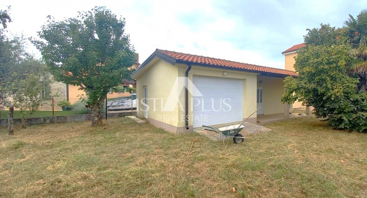 Istria, Parenzo vicino al centro e al mare! Casa indipendente con 3 appartamenti - edificio aggiuntivo e garage!