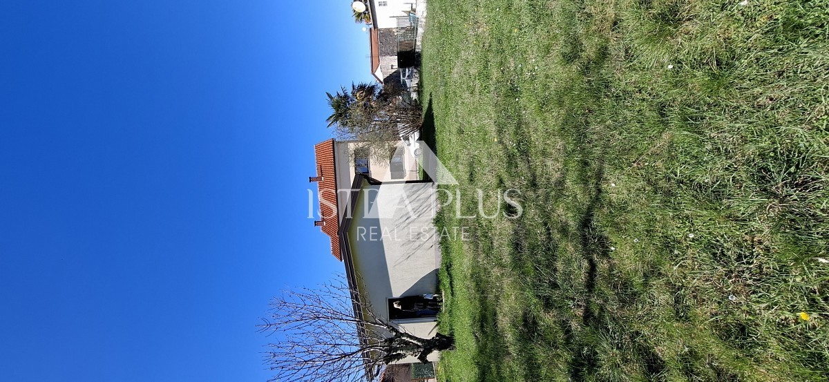 Istria, Parenzo vicino al centro e al mare! Casa indipendente con 3 appartamenti - edificio aggiuntivo e garage!