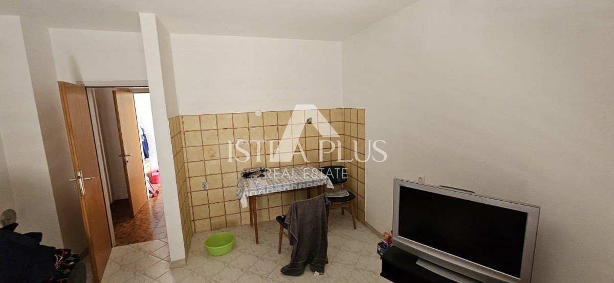 Istria, Parenzo vicino al centro e al mare! Casa indipendente con 3 appartamenti - edificio aggiuntivo e garage!