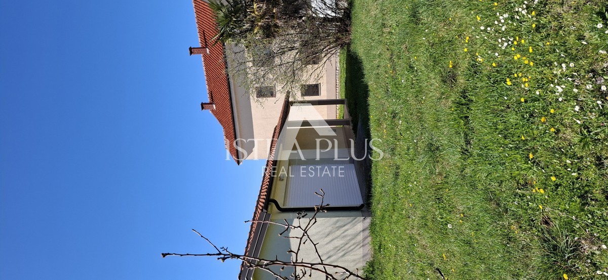Istria, Parenzo vicino al centro e al mare! Casa indipendente con 3 appartamenti - edificio aggiuntivo e garage!