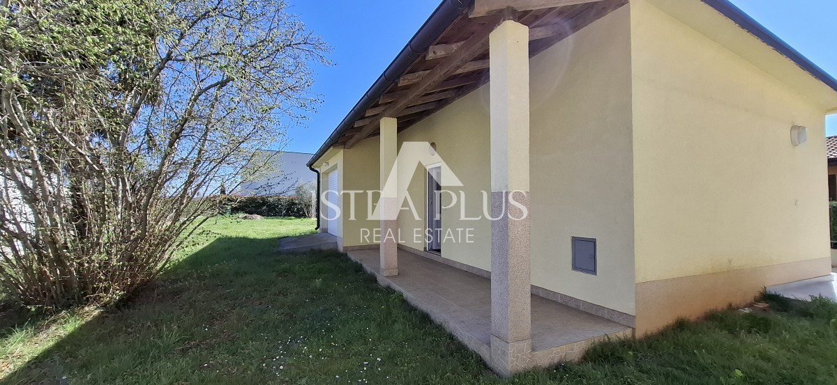 Istria, Parenzo vicino al centro e al mare! Casa indipendente con 3 appartamenti - edificio aggiuntivo e garage!