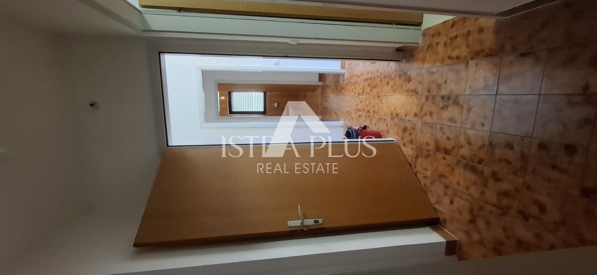 Istria, Parenzo vicino al centro e al mare! Casa indipendente con 3 appartamenti - edificio aggiuntivo e garage!