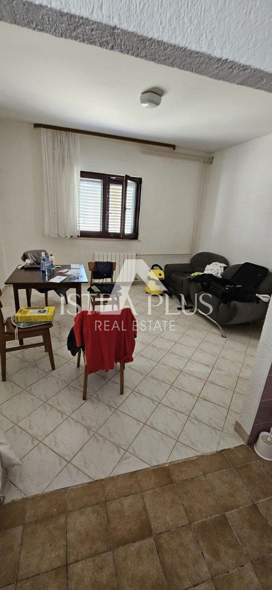 Istria, Parenzo vicino al centro e al mare! Casa indipendente con 3 appartamenti - edificio aggiuntivo e garage!