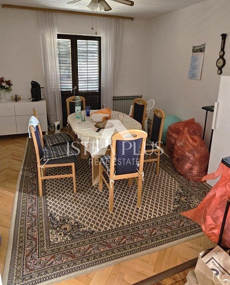 Istria, Parenzo vicino al centro e al mare! Casa indipendente con 3 appartamenti - edificio aggiuntivo e garage!