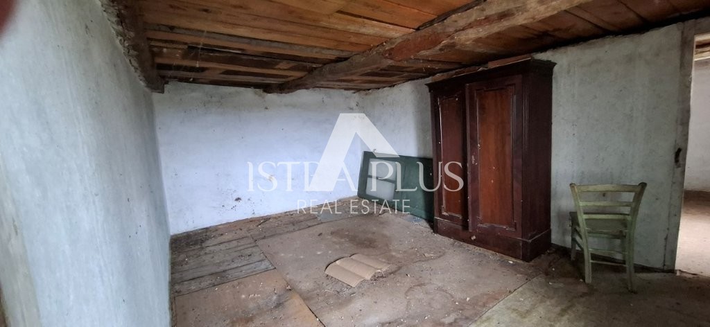 Istria, Portole! Bellissimo oggetto d'antiquariato in pietra in buone condizioni, posizione tranquilla, niente traffico o rumore!!