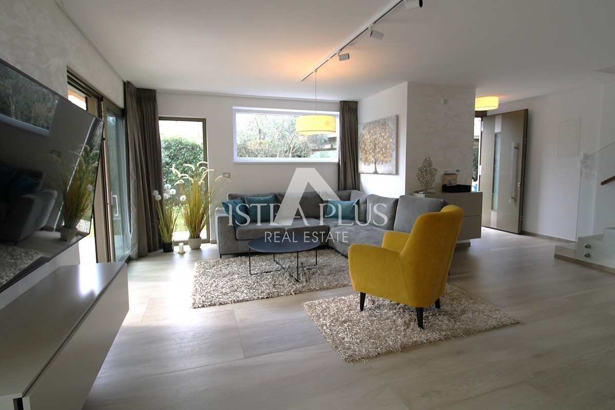 Esclusiva dell'agenzia! Bellissima villa moderna a soli 2 km da Parenzo e dal mare