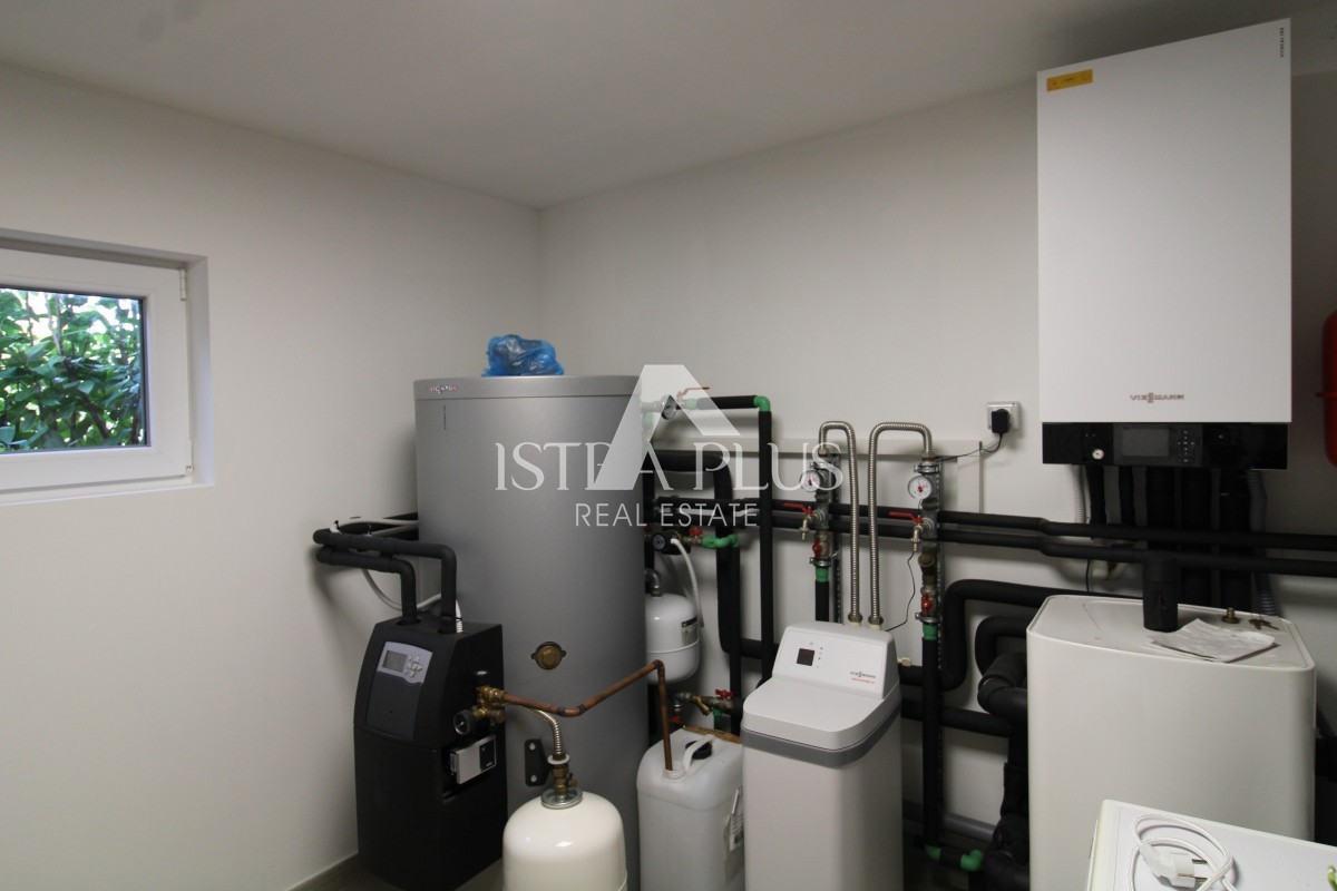 Esclusiva dell'agenzia! Bellissima villa moderna a soli 2 km da Parenzo e dal mare