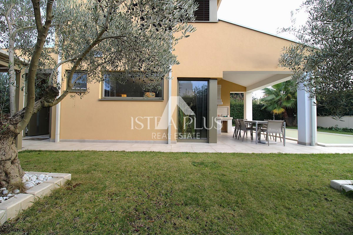 Esclusiva dell'agenzia! Bellissima villa moderna a soli 2 km da Parenzo e dal mare