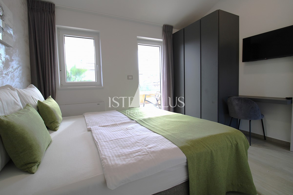 Esclusiva dell'agenzia! Bellissima villa moderna a soli 2 km da Parenzo e dal mare