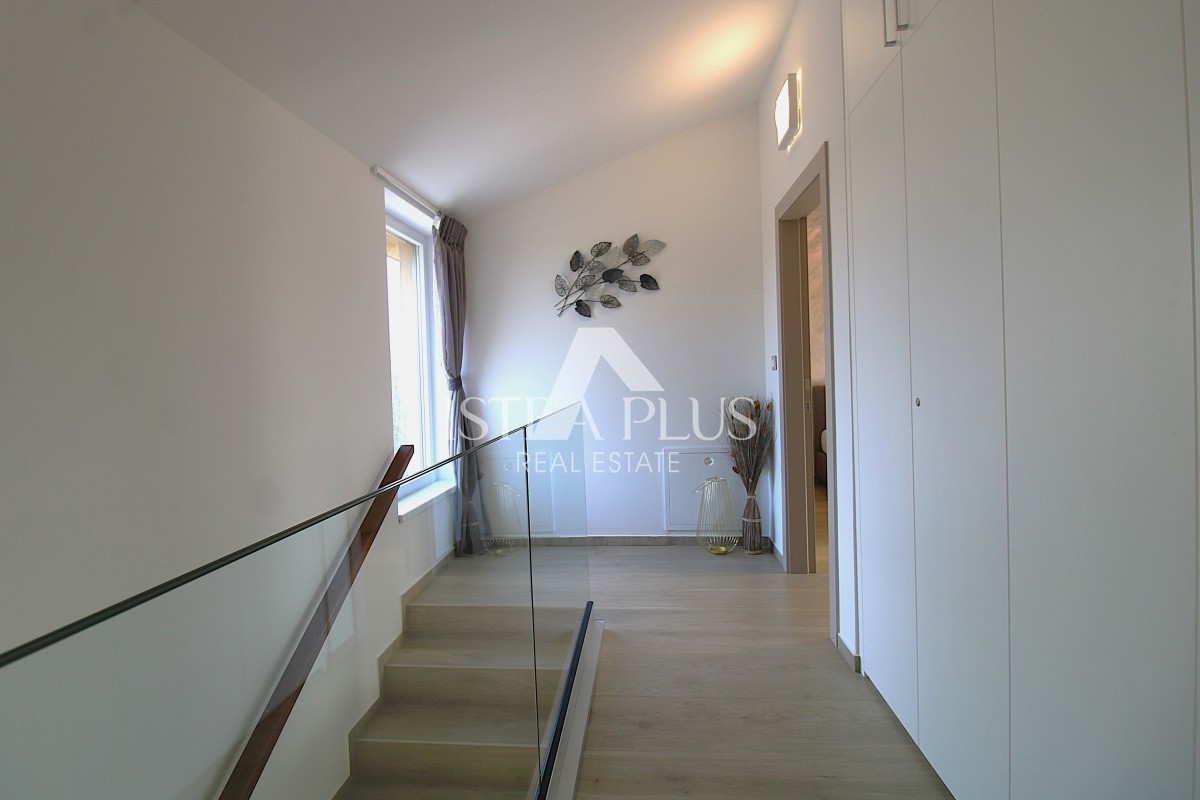 Esclusiva dell'agenzia! Bellissima villa moderna a soli 2 km da Parenzo e dal mare