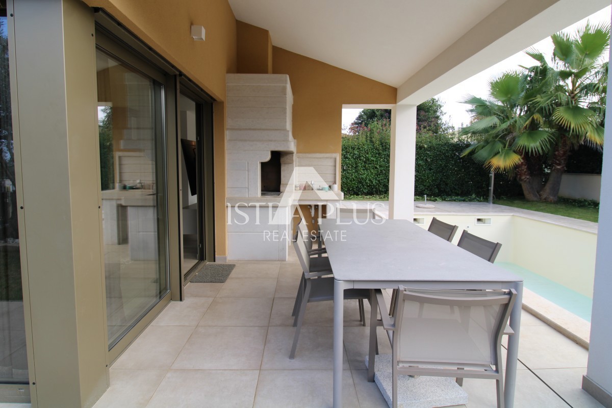 Esclusiva dell'agenzia! Bellissima villa moderna a soli 2 km da Parenzo e dal mare