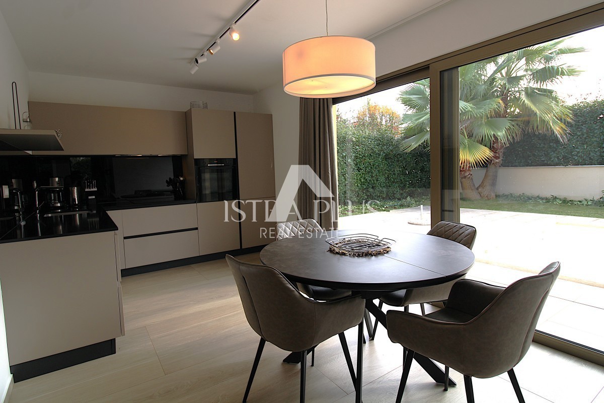 Esclusiva dell'agenzia! Bellissima villa moderna a soli 2 km da Parenzo e dal mare