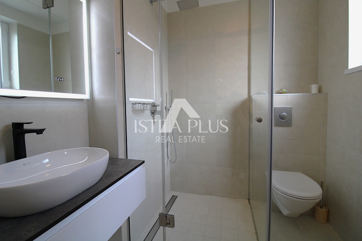 Esclusiva dell'agenzia! Bellissima villa moderna a soli 2 km da Parenzo e dal mare