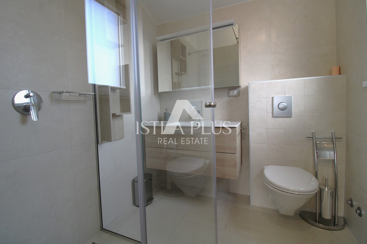 Esclusiva dell'agenzia! Bellissima villa moderna a soli 2 km da Parenzo e dal mare