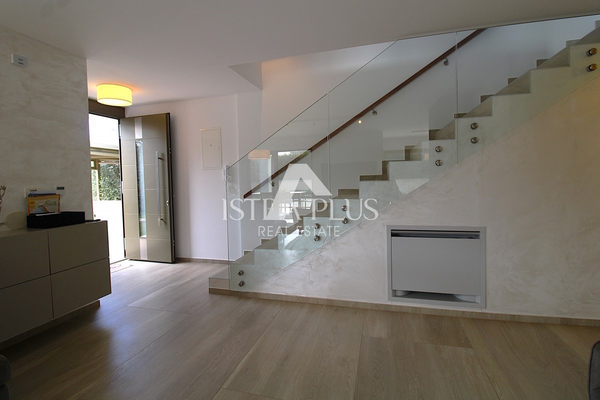 Esclusiva dell'agenzia! Bellissima villa moderna a soli 2 km da Parenzo e dal mare