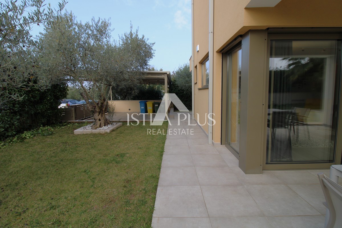 Esclusiva dell'agenzia! Bellissima villa moderna a soli 2 km da Parenzo e dal mare