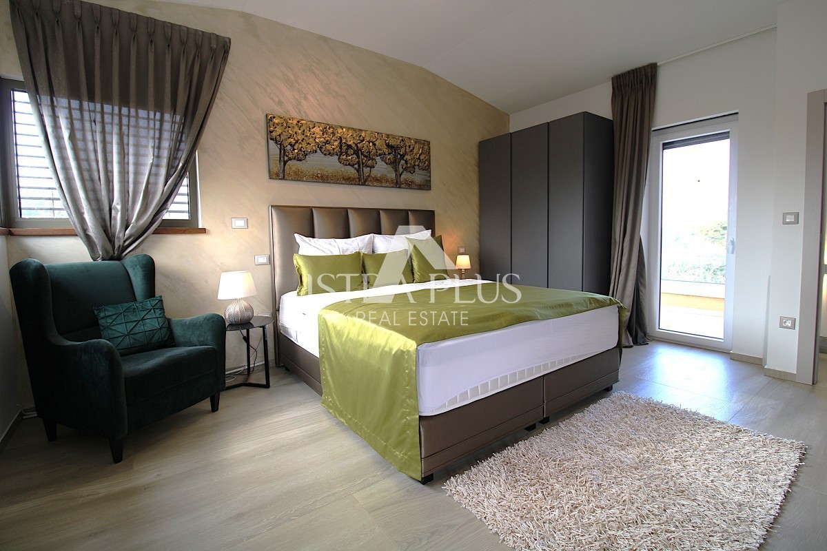 Esclusiva dell'agenzia! Bellissima villa moderna a soli 2 km da Parenzo e dal mare