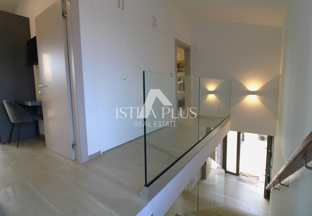 Esclusiva dell'agenzia! Bellissima villa moderna a soli 2 km da Parenzo e dal mare