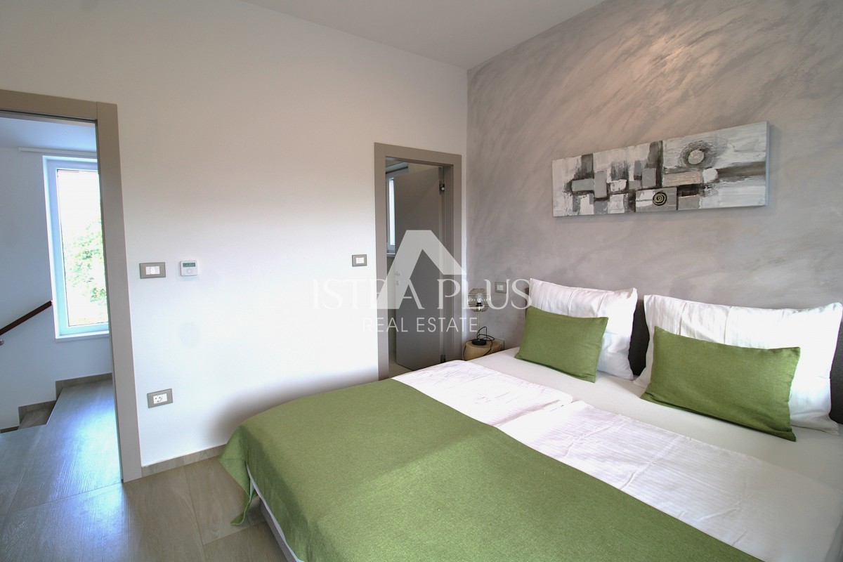 Esclusiva dell'agenzia! Bellissima villa moderna a soli 2 km da Parenzo e dal mare