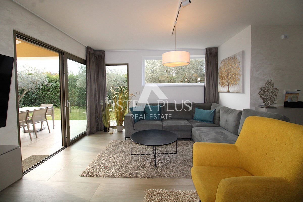 Esclusiva dell'agenzia! Bellissima villa moderna a soli 2 km da Parenzo e dal mare